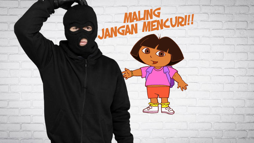 Laki-laki menggunakan kostum yang secara umum terlihat seperti maling